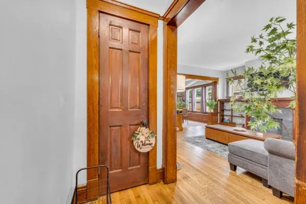 Stay Near Shaker Square, Full Kitchen, WiFi, Desk